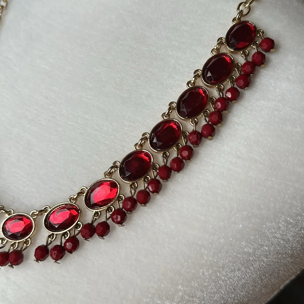 New red crystals with gold colored chain necklace - Picture 4 of 7